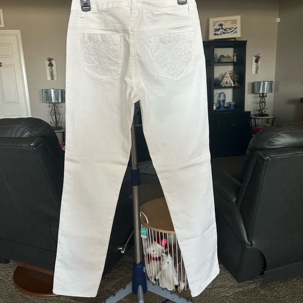 Cache NWT White Jeans with cute back pockets. Size 4 - Picture 2 of 6